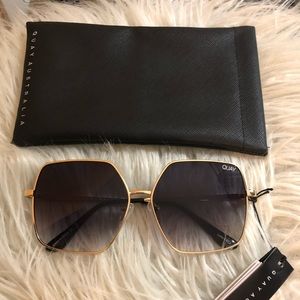 Quay Backstage GLD/SMK